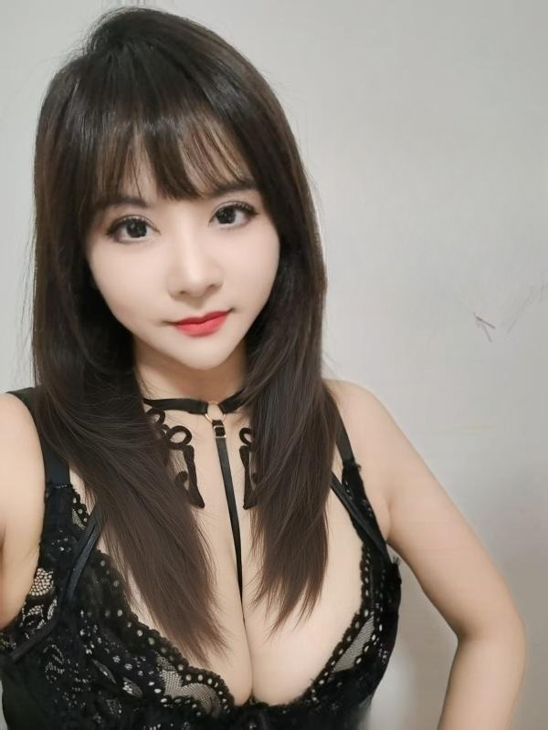 个人巨乳翘臀小骚妇