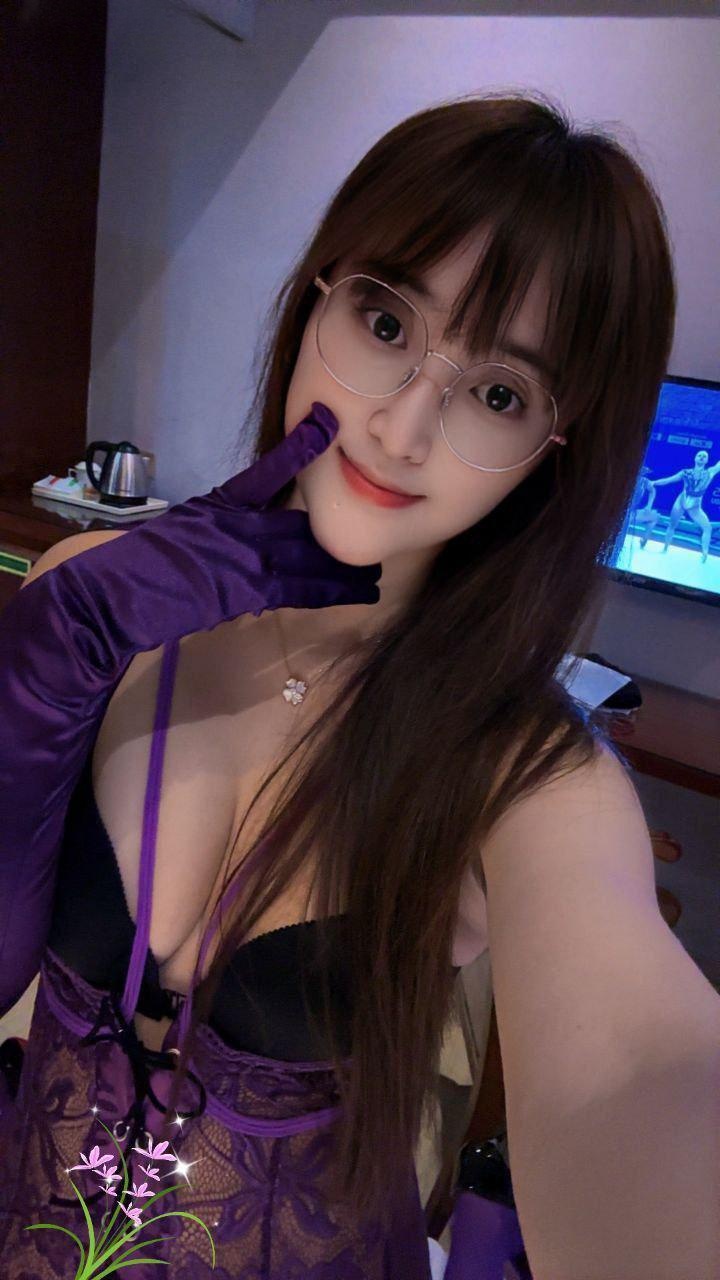 三点超粉眼镜妹